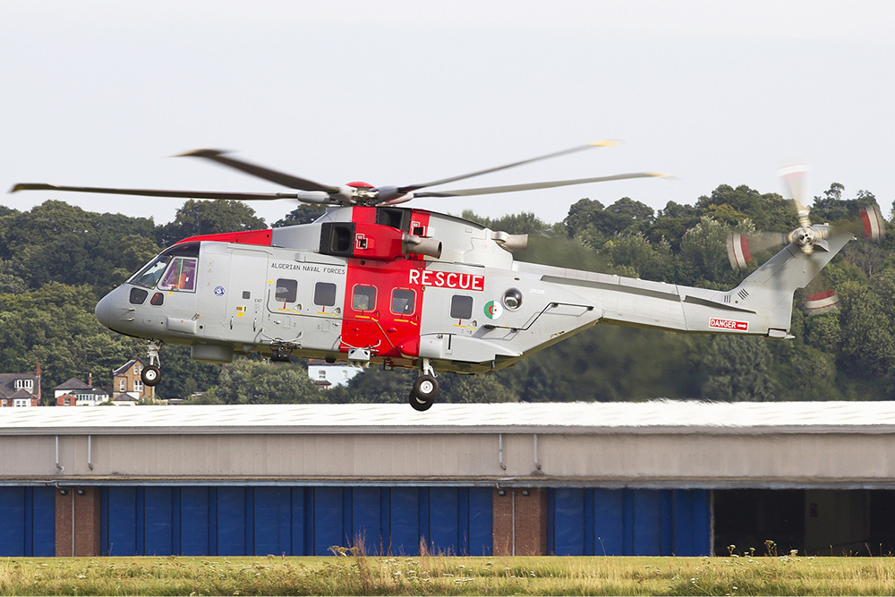 On the left side of the Algerian navy AW101 Mk610 are five square cabin windows and a bubble window. The nose is clean. (photo: Chris Lofting/Wikimedia) Image