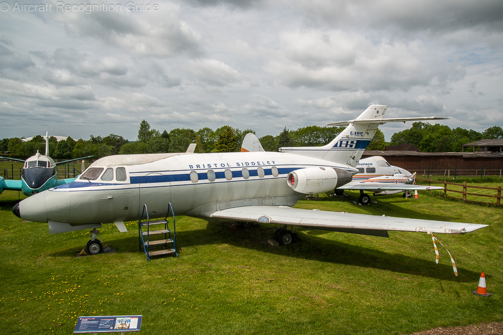 The DH125/HS125 Series 1 has six cabin windows and no ventral fin. Image