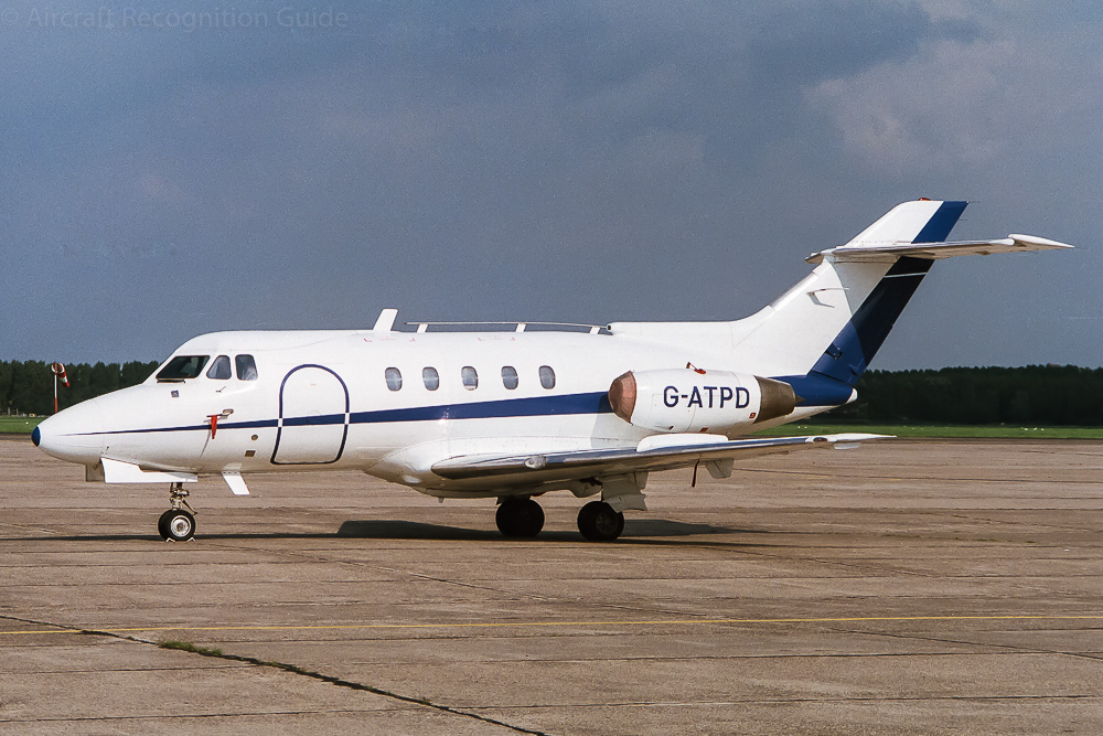 This is an early HS125, to be precise a Series 1B-522. Note the wide cabin door and five cabin windows. Image