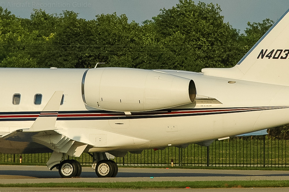 The Lycoming ALF602 engines of Challenger 600 have a single exhaust at the end. Image