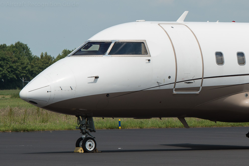 Nose of Challenger 600 series, with slim cockpit windows with a constant height. Note that the nose gear is shorter than on the Global family. Image