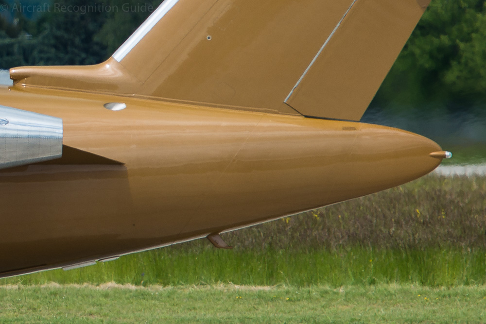 The still pointed, but more rounded tail cone of Challenger 605 & 650 is their main recognition point. Image