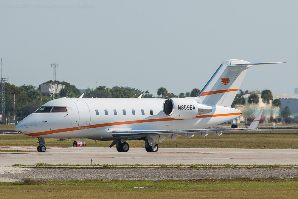 When you compare closely, you might see that this Challenger 605 has slightly larger cabin windows than the 604 above. Image