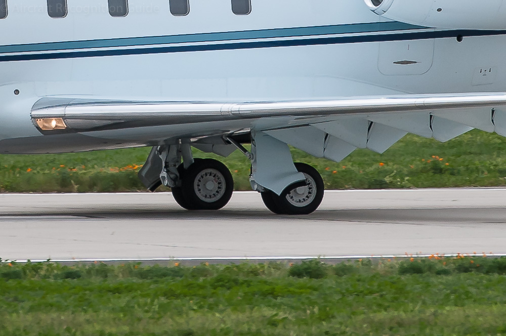 The main gear wheel rims of the Challenger 601-3R and earlier models have many holes. Image