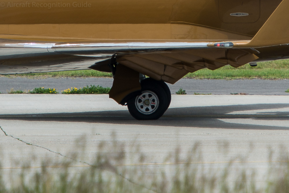 The main wheel rims of Challenger 604 and later have seven large holes. This is the key feature. Image