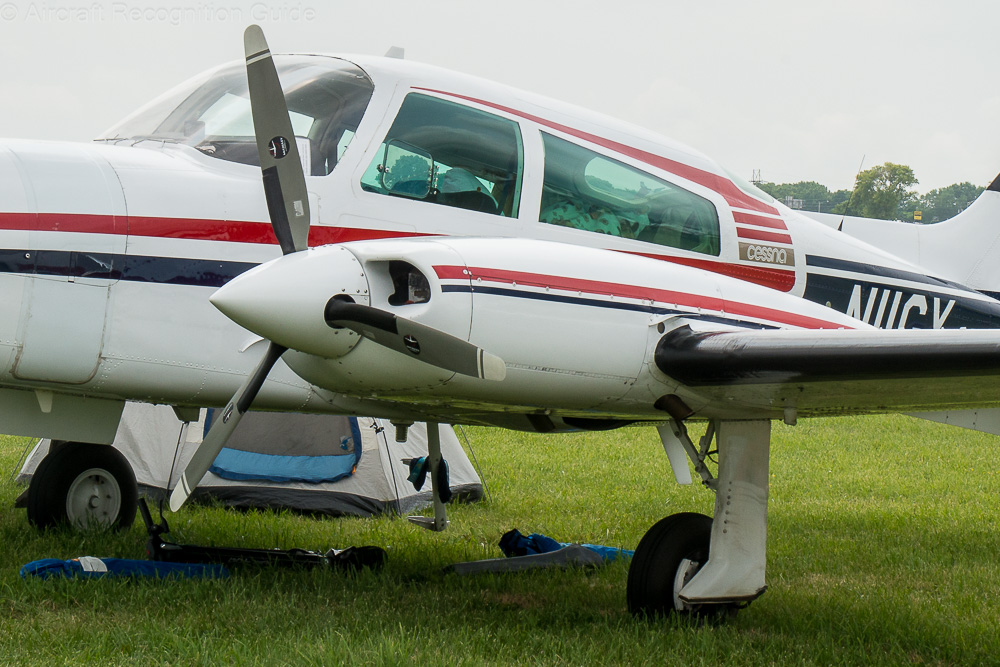 The deletion of the augmenter tubes for the exhausts makes the nacelles of the Cessna 310R slimmer. Image