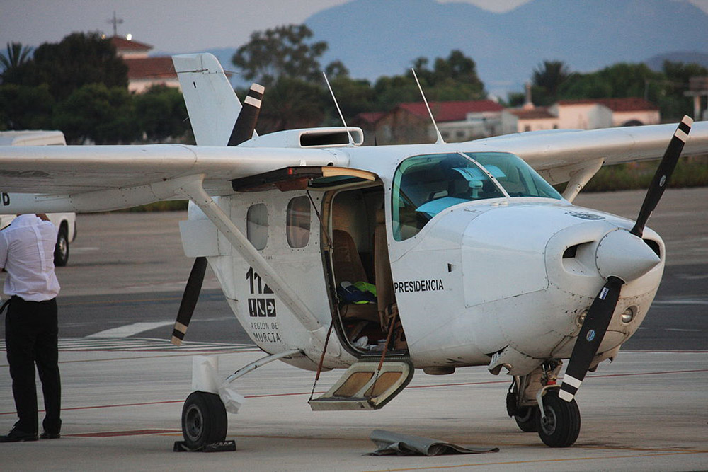 This Reims F337G demonstrates the split cabin door on the right, that is a novelty on the 337G model. Also note the landing lights in the nose, standard from the 1972 F model on. Image
