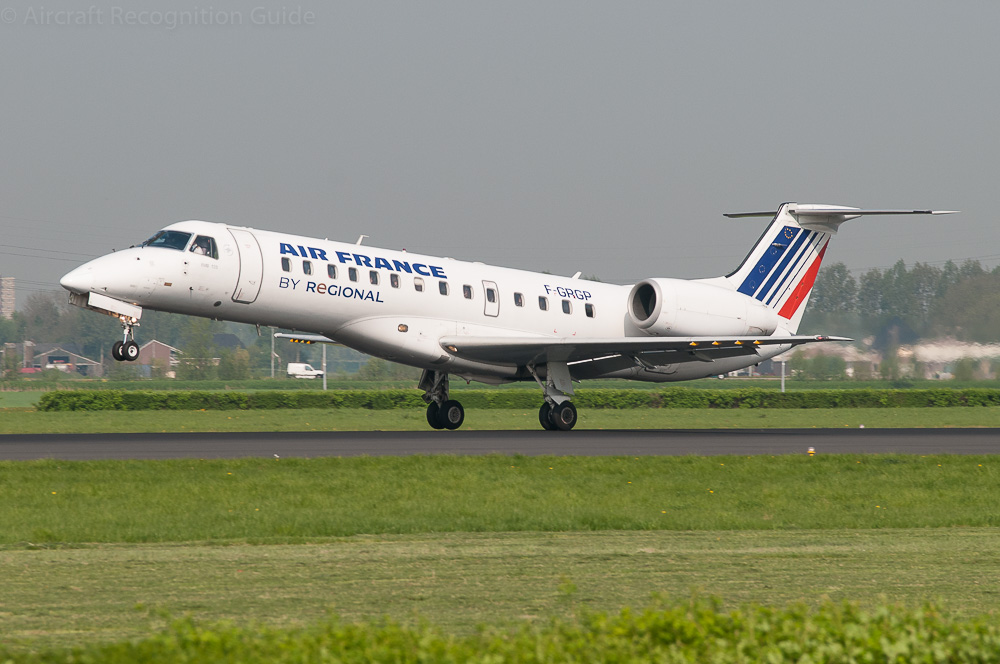 The ERJ135 is the shortest version of the EMB145 family. Note the four cabin windows between the emergency exit and the nacelle Image