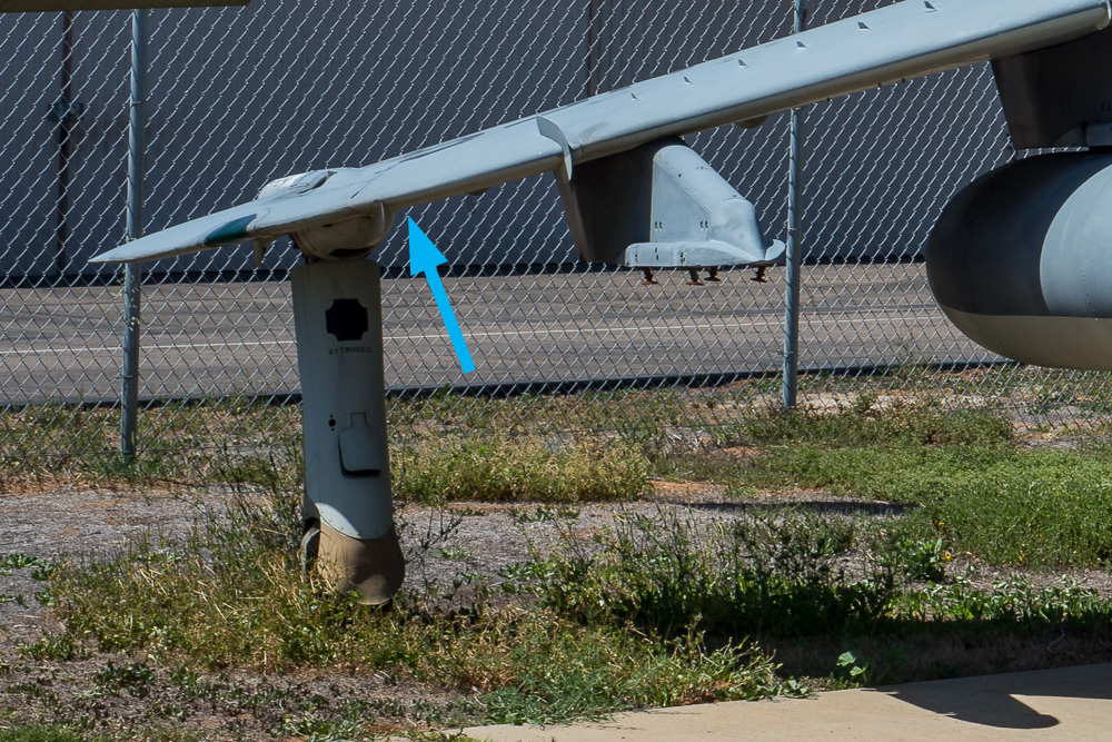 The AV-8A has no antenna in the wingtip, the way to recognise it from the AV-8C. Image