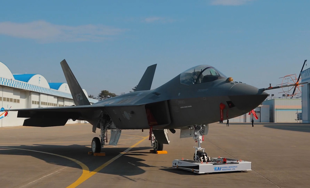 Like similar stealth fighters the KF-21 has a distinctive body line across the middle of the front fuselage. This photo also gives a good view on the single nose gear door and forward retracting main gear. (photo: Wikimedia) Image