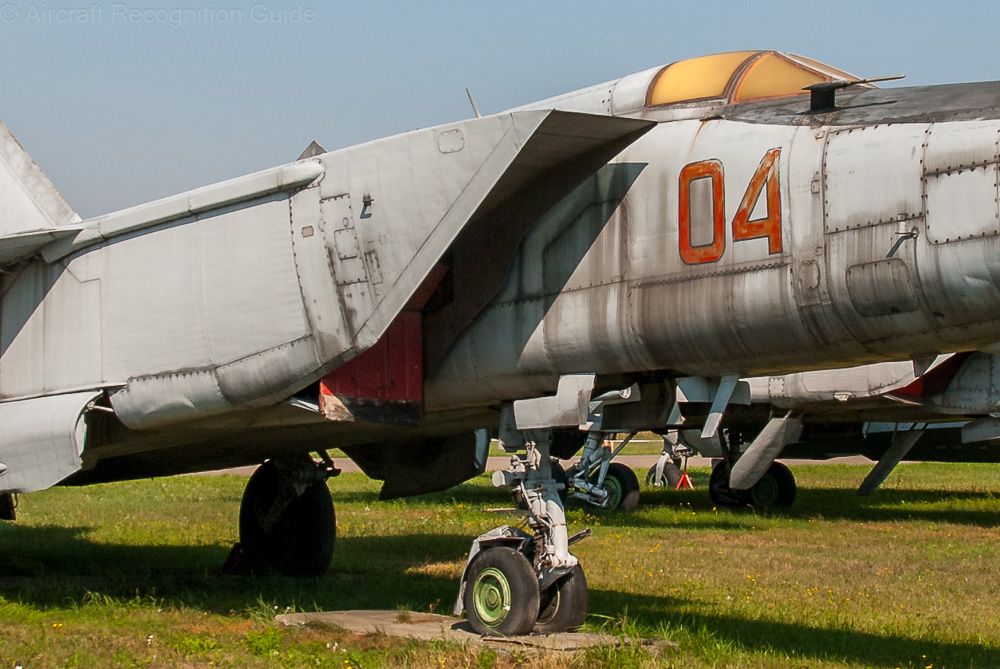 Compared to similar airplanes the MiG-25 has hugh air intakes and a tiny canopy. Image