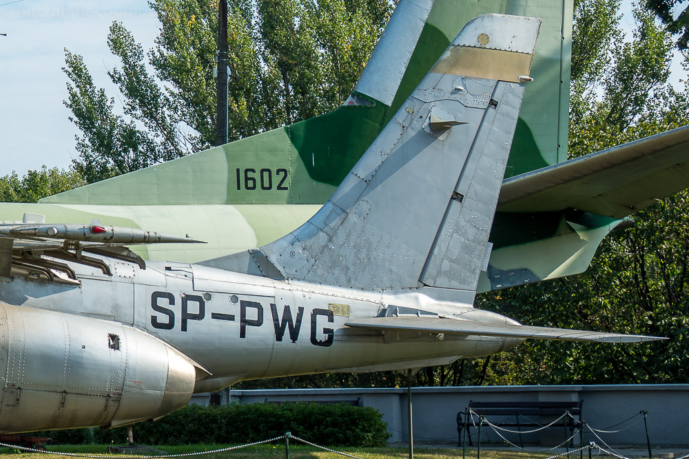 The tail of the I-22 is similar to that of the Alpha Jet and Kawasaki T-4. Note no external tail pipes are visible. Image