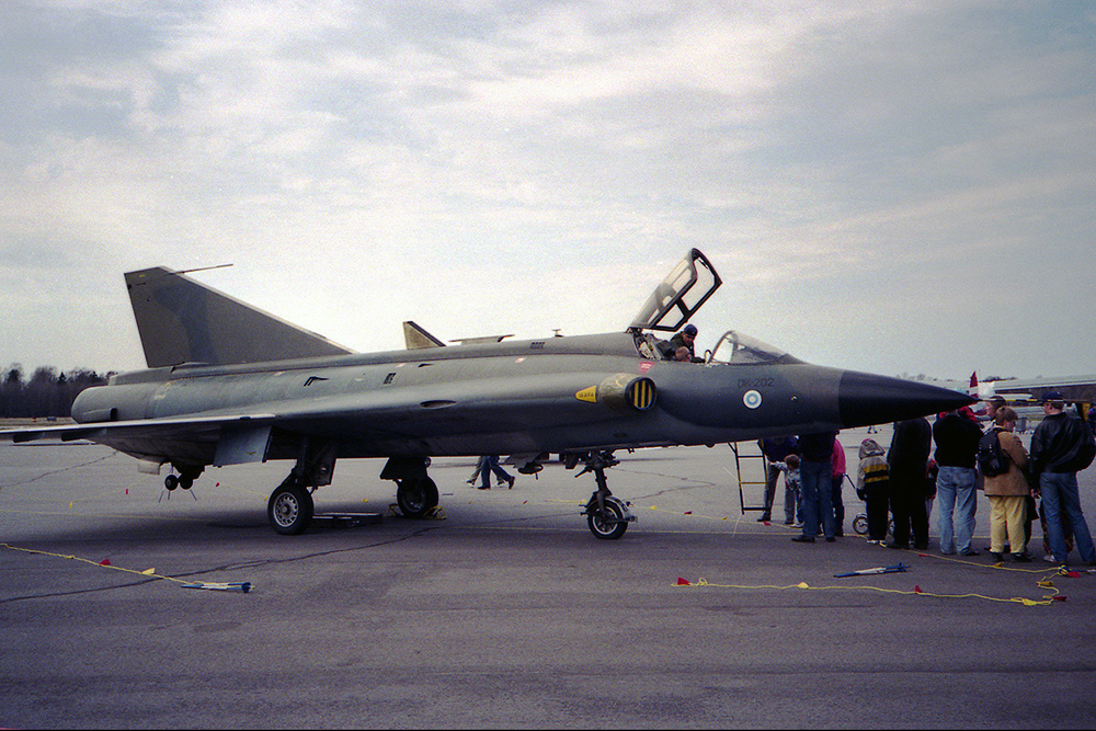 In between the canopy and the triangular fin you can see the typical long antenna that makes the Saab 35BS different from the J35B. (photo: Juhani Sipilä) Image