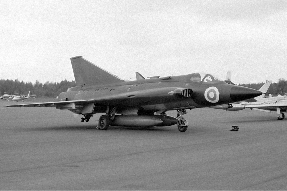 This is a Saab 35S in its original shape, with a long blade antenna in front of the triangular fin in the middle of the fuselage. (photo: Tuomo T. Mäkinen) Image