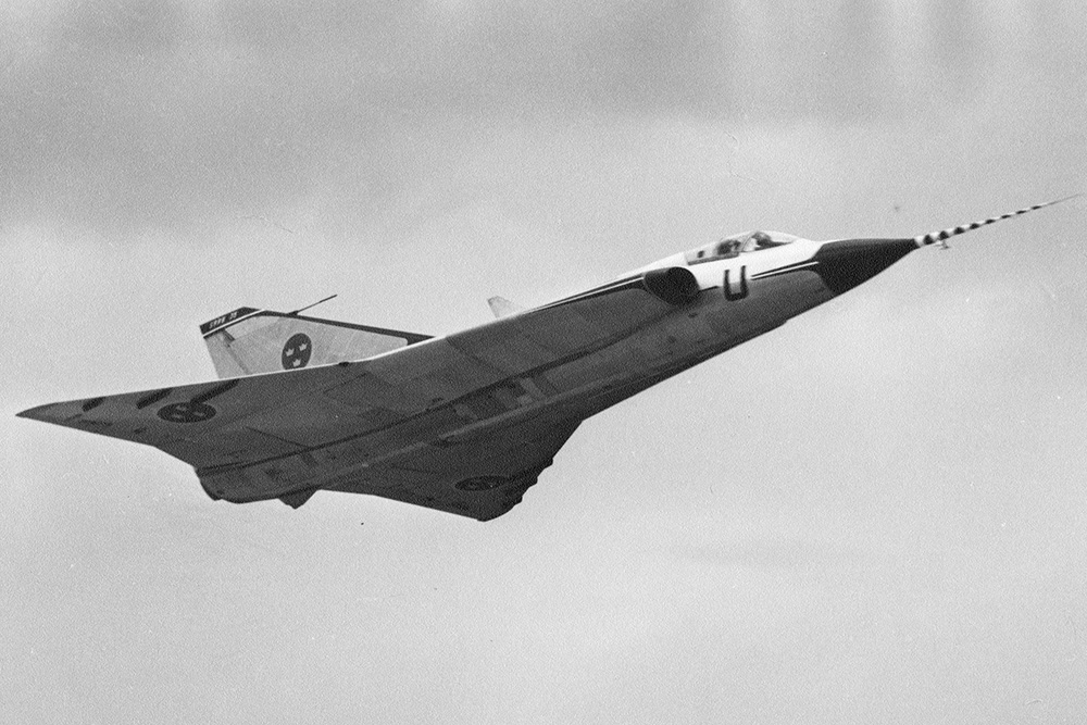 The prototype of the Saab 35 Draken (J35) in full flight. It has a clean configuration here and the large needle antenna on the nose is one of its key features. Also note the small square window just above the air intake. (photo: Flygvapenmuseum/Wikimedia, modified) Image