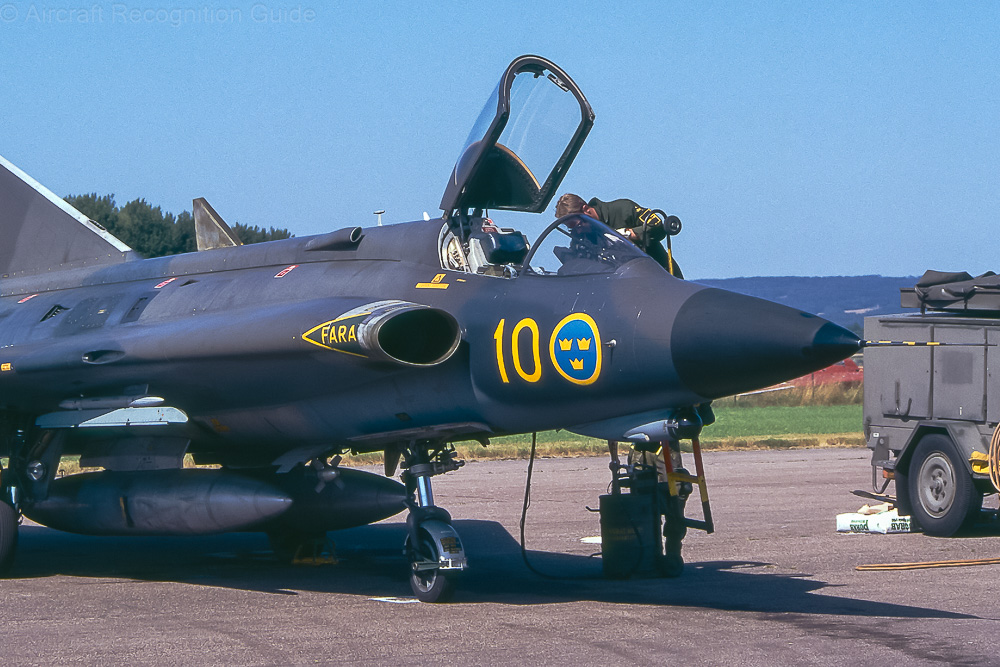 Here the inner pylon of the J35J is fitted, so this is easier identified. Image