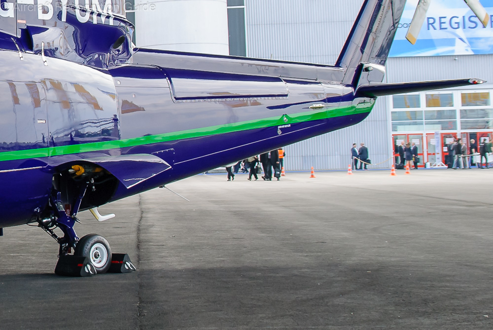 The fuselage of the Sikorsky S-76 smoothly transitions into the tail boom. At the rear of the fuselage are single wheel, retractable main landing gears. Image